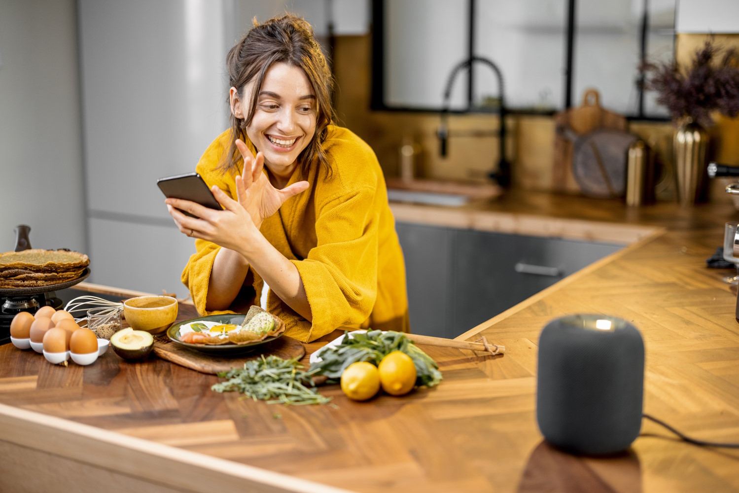 Mujer cocina con la ayuda de un asistente de voz